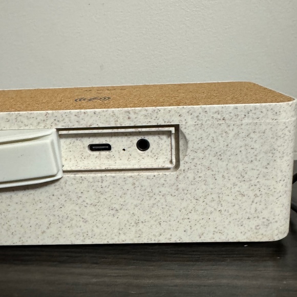 [LIMITED EDITION] SOAR ECO Charging Wireless Speaker (Good as NEW) - Picture 7 of 8